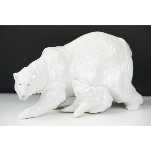 53A - Large Nao polar bear with cubs figurine, 1984 edition, H 20cm, W 35cm