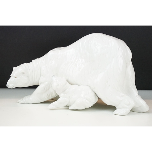 53A - Large Nao polar bear with cubs figurine, 1984 edition, H 20cm, W 35cm