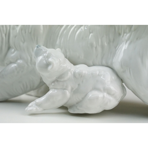 53A - Large Nao polar bear with cubs figurine, 1984 edition, H 20cm, W 35cm