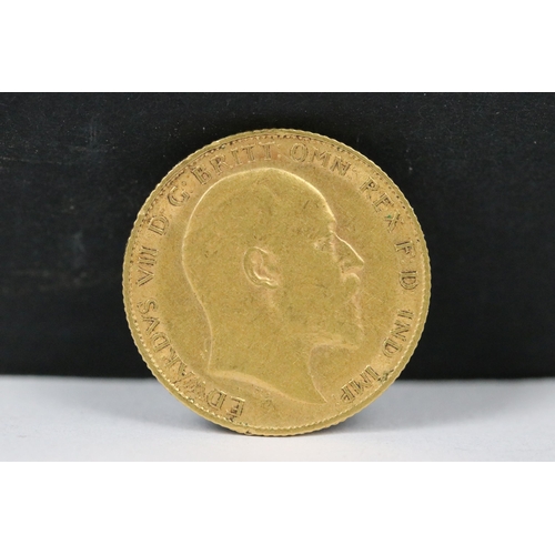 104 - A British King Edward VII 1907 gold half sovereign coin.