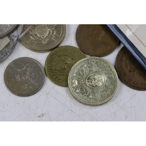 120 - A small collection of mainly British decimal and pre decimal coins to include some silver and commem... 