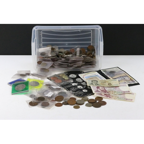 130 - A collection of mixed world coins to include commemorative crowns and early silver examples together... 