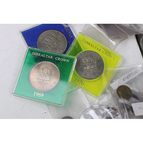 130 - A collection of mixed world coins to include commemorative crowns and early silver examples together... 