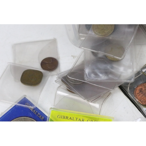 130 - A collection of mixed world coins to include commemorative crowns and early silver examples together... 