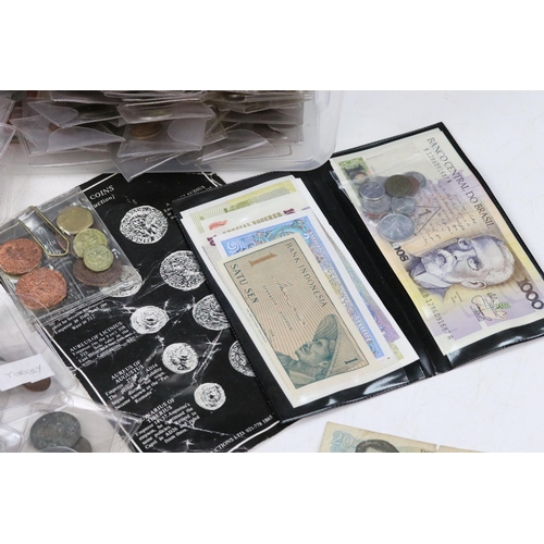 130 - A collection of mixed world coins to include commemorative crowns and early silver examples together... 