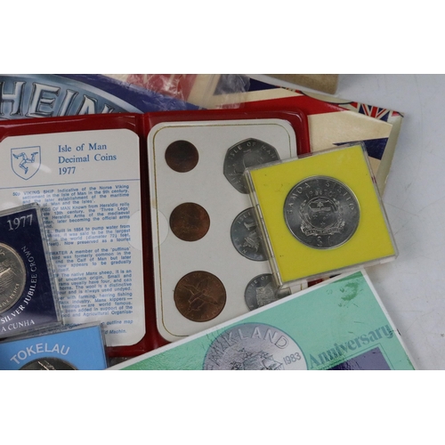 190 - A collection of Royal Mint collectors coin sets to include 50p, £2 and £5 coin examples together wit... 