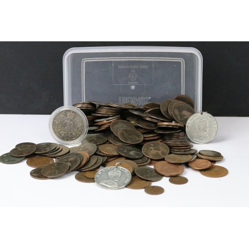 192 - A collection of British pre decimal coins to include Queen Victoria examples together with two comme... 