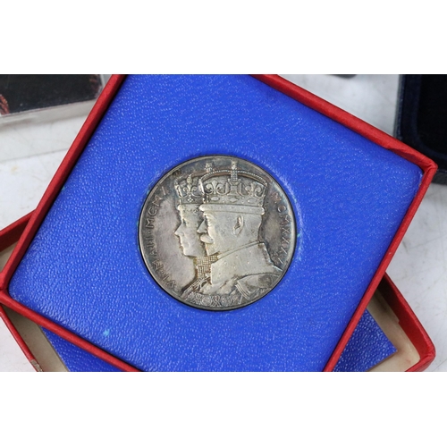 58 - A mixed collection of collectors coins medals and medallions to include some silver examples.