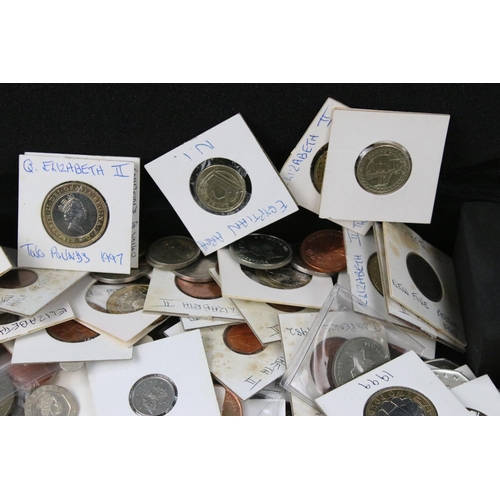 62 - A collection of British Queen Elizabeth II decimal coinage to include collectors £2 coins in both ci... 