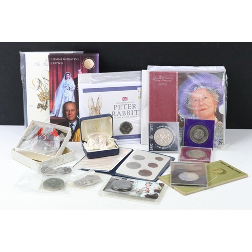 85 - A collection of mixed coins to include Royal Mint uncirculated coin packs, circulated decimal and pr... 