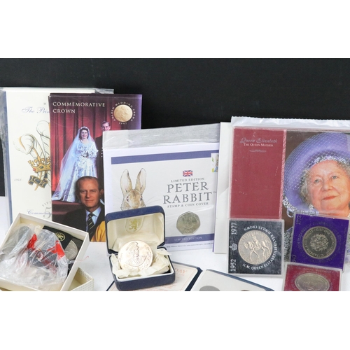 85 - A collection of mixed coins to include Royal Mint uncirculated coin packs, circulated decimal and pr... 