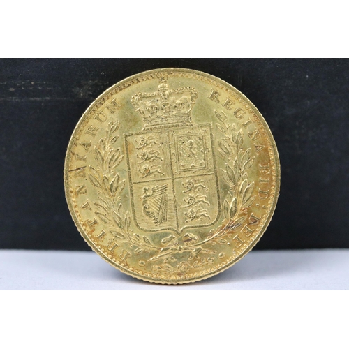 92 - A British Queen Victoria shield back 1852 gold full sovereign coin.