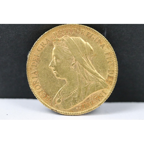 95 - A British Queen Victoria veiled head 1899 gold full sovereign coin.