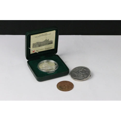 253 - A Royal Canadian Mint silver dollar coin encapsulated within fitted display case together with a Que... 