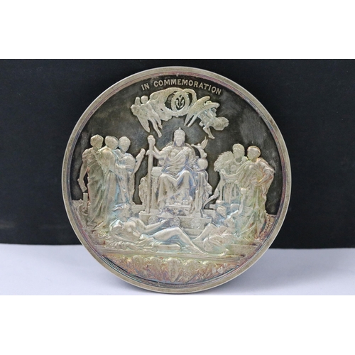 28 - A Queen Victoria 1887 Golden Jubilee cased silver medal, designed by Sir J E Boehm and Frederick, Lo... 