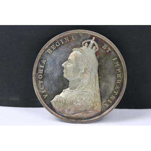 28 - A Queen Victoria 1887 Golden Jubilee cased silver medal, designed by Sir J E Boehm and Frederick, Lo... 