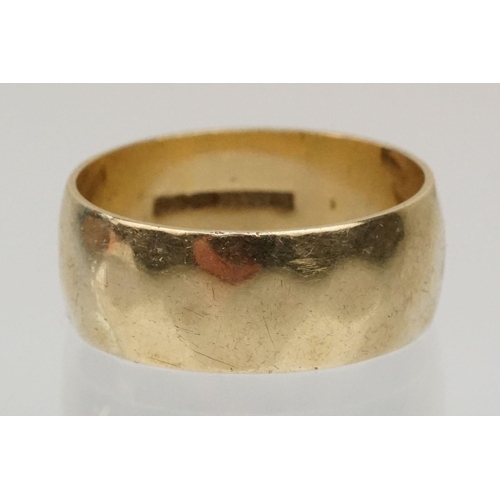 160 - 9ct gold wedding band ring of D form. Hallmarked Birmingham 1981. Size N.