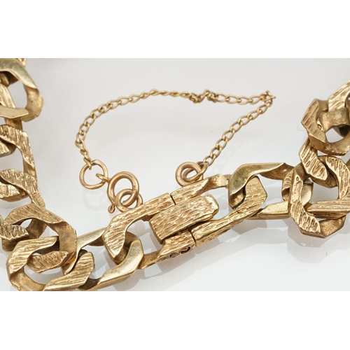 211 - 9ct gold identification bracelet with flat curb links and safety chain. Hallmarked London 1988. Brac... 