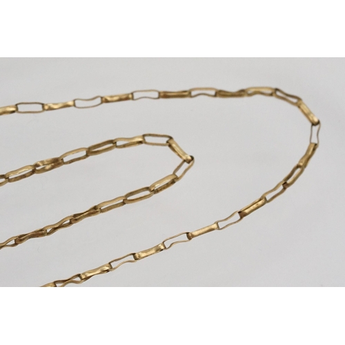 213 - 9ct gold 'T' pendant necklace having an elongated chain with spring ring clasp. Chain hallmarked to ... 