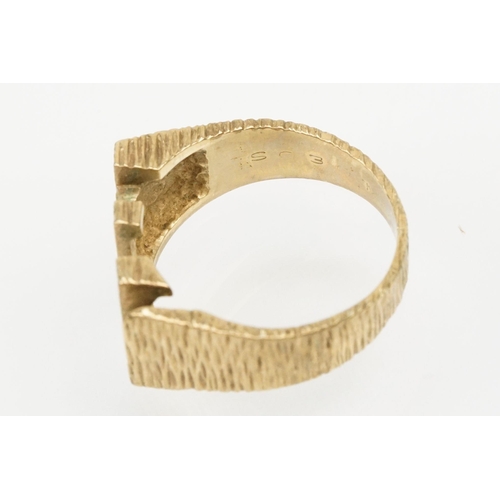 220 - 9ct gold T A initial ring with textured details. Hallmarked London 1988. Size R.