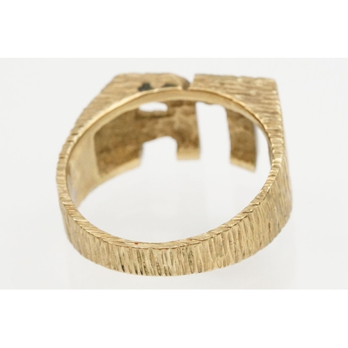 220 - 9ct gold T A initial ring with textured details. Hallmarked London 1988. Size R.