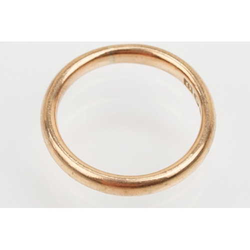 221 - Two 9ct gold wedding band rings to include a large ring of D form (hallmarked London 1978, size Q.5)... 