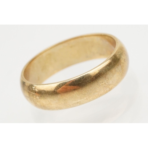 221 - Two 9ct gold wedding band rings to include a large ring of D form (hallmarked London 1978, size Q.5)... 