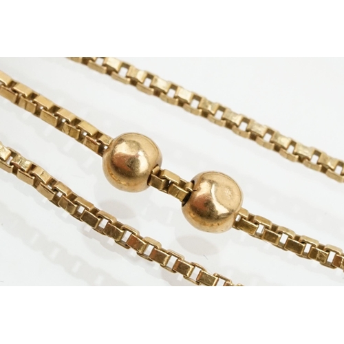 226 - Two 9ct gold bracelet chains to include a fine link chain (italian mark to jump link) and a box link... 