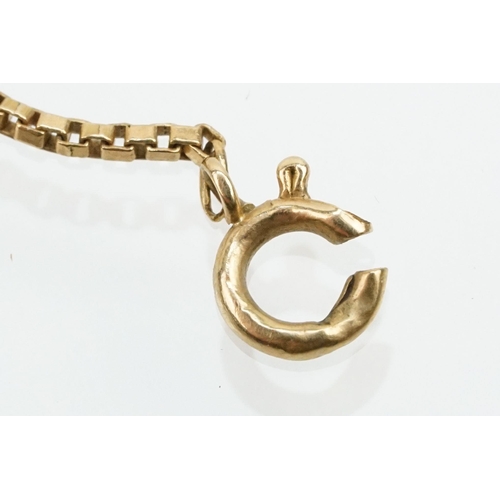 226 - Two 9ct gold bracelet chains to include a fine link chain (italian mark to jump link) and a box link... 