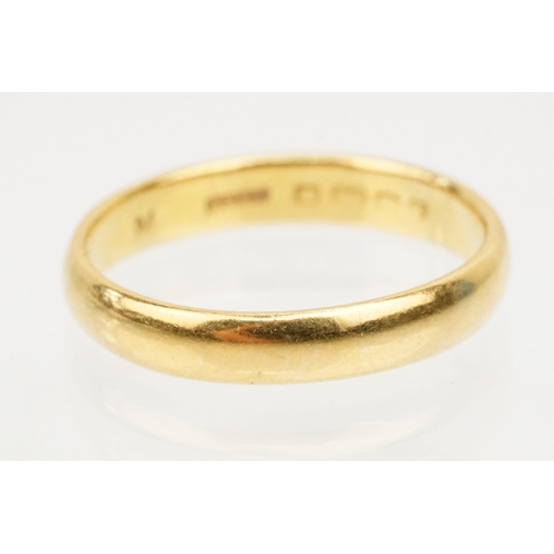 237 - 22ct gold wedding band ring. Hallmarked Birmingham 1922. Size V.