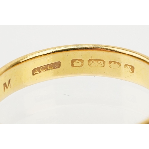 237 - 22ct gold wedding band ring. Hallmarked Birmingham 1922. Size V.