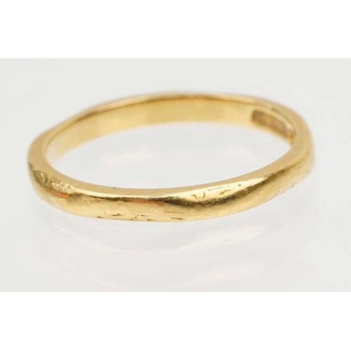 83 - 22ct gold wedding band ring. Hallmarked Birmingham 1927, size K.