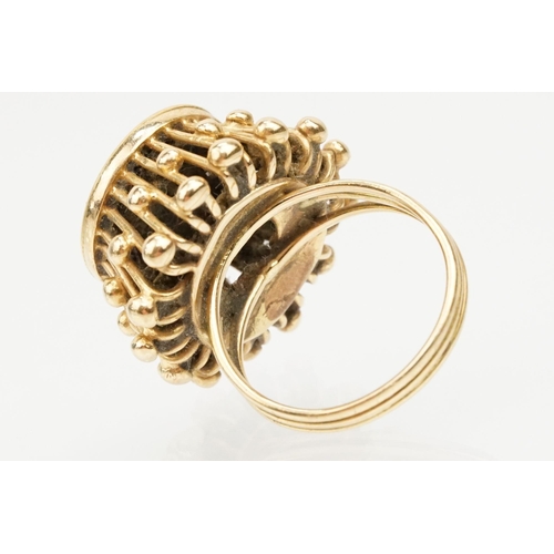 86 - 1/4 Pahlivi Iranian coin ring. The coin being set into a pierced setting with ball detailing. Ring u... 