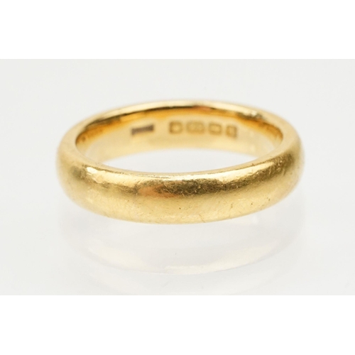 87 - Hallmarked 22ct gold wedding band ring of plain form. Hallmarked Birmingham 1935. Size N.