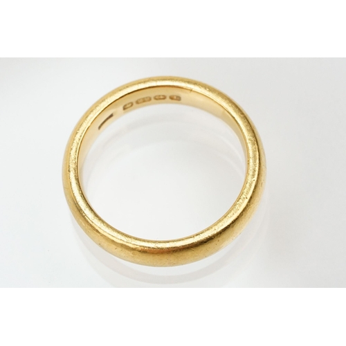 87 - Hallmarked 22ct gold wedding band ring of plain form. Hallmarked Birmingham 1935. Size N.