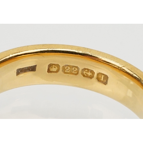 87 - Hallmarked 22ct gold wedding band ring of plain form. Hallmarked Birmingham 1935. Size N.