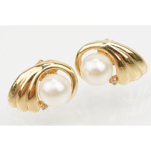 90 - Group of earrings to include a pair of 9ct faceted hoop earrings, a pair of cultured pearl earrings ... 