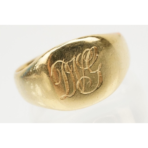 91 - 18ct gold signet ring  with engraved initials to the head. Hallmarked Birmingham 1919. Size P.