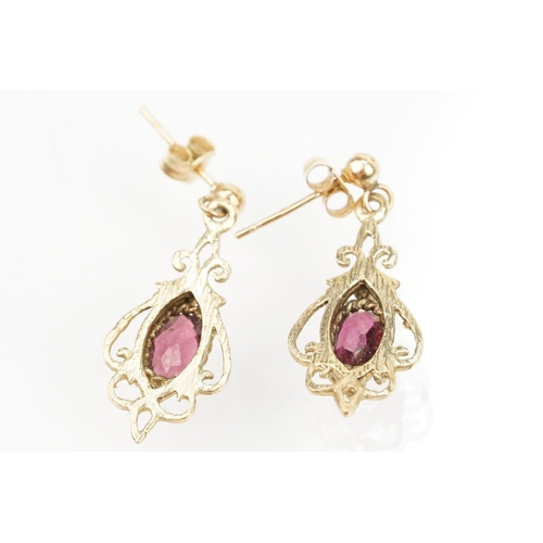 101 - Suite of 9ct gold and garnet jewellery to include a pendant necklace with fine link chain and scroll... 