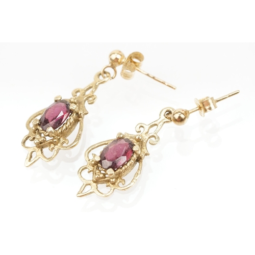 101 - Suite of 9ct gold and garnet jewellery to include a pendant necklace with fine link chain and scroll... 