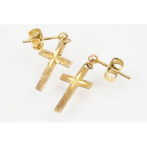 106 - Selection of 9ct gold earrings to include a pair of two tone hoops (hallmarked 375 to posts), a pair... 