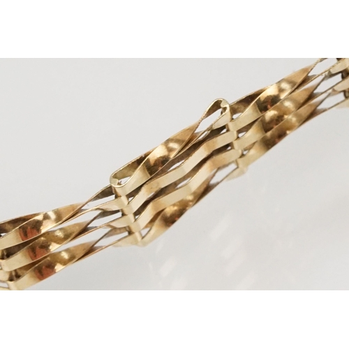 111 - Group of three 9ct gold bracelets to include a gate link bracelet with heart lock clasp (hallmarked ... 