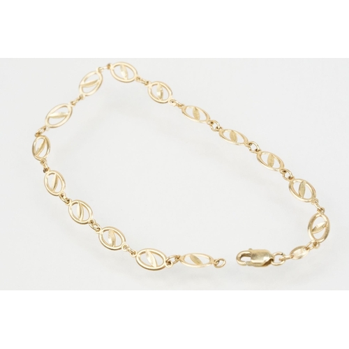 111 - Group of three 9ct gold bracelets to include a gate link bracelet with heart lock clasp (hallmarked ... 