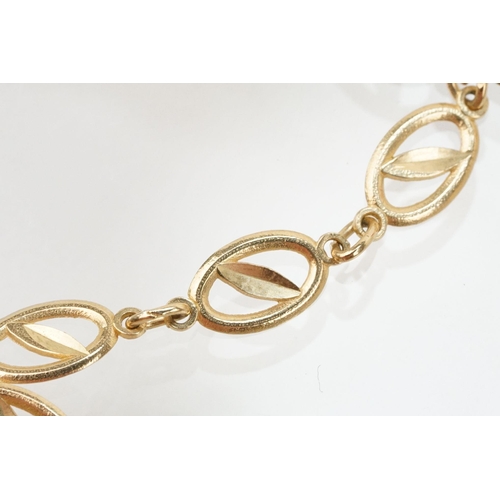 111 - Group of three 9ct gold bracelets to include a gate link bracelet with heart lock clasp (hallmarked ... 