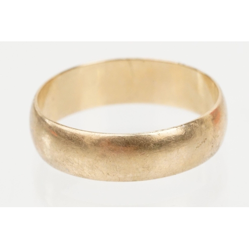 120 - 9ct gold wedding band ring of D form. Hallmarked London 1984. Size T.