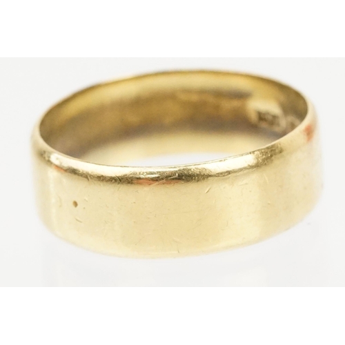 136 - 18ct gold wedding band ring of plain design. Hallmarked Birmingham 1990. Size N.