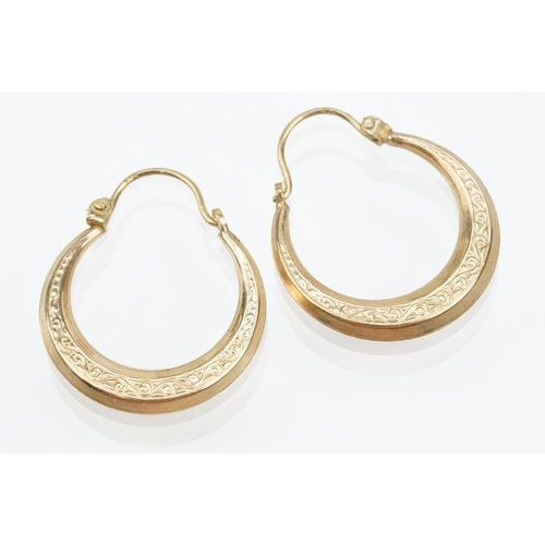 141 - Four pairs of 9ct gold hoop earrings to include a large pair of reeded hoops (hallmarked to posts), ... 