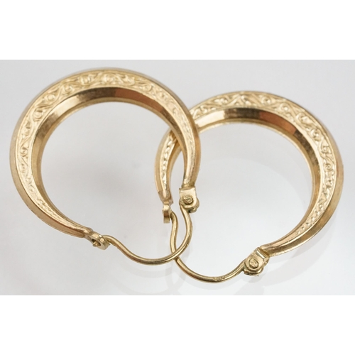 141 - Four pairs of 9ct gold hoop earrings to include a large pair of reeded hoops (hallmarked to posts), ... 