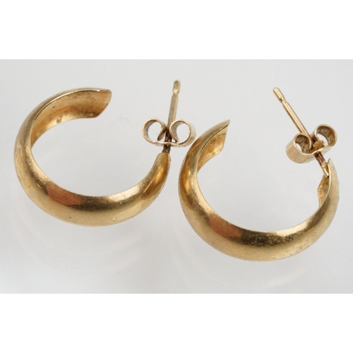 141 - Four pairs of 9ct gold hoop earrings to include a large pair of reeded hoops (hallmarked to posts), ... 