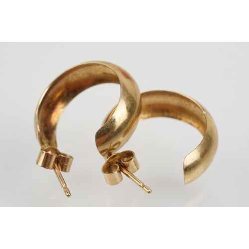 141 - Four pairs of 9ct gold hoop earrings to include a large pair of reeded hoops (hallmarked to posts), ... 